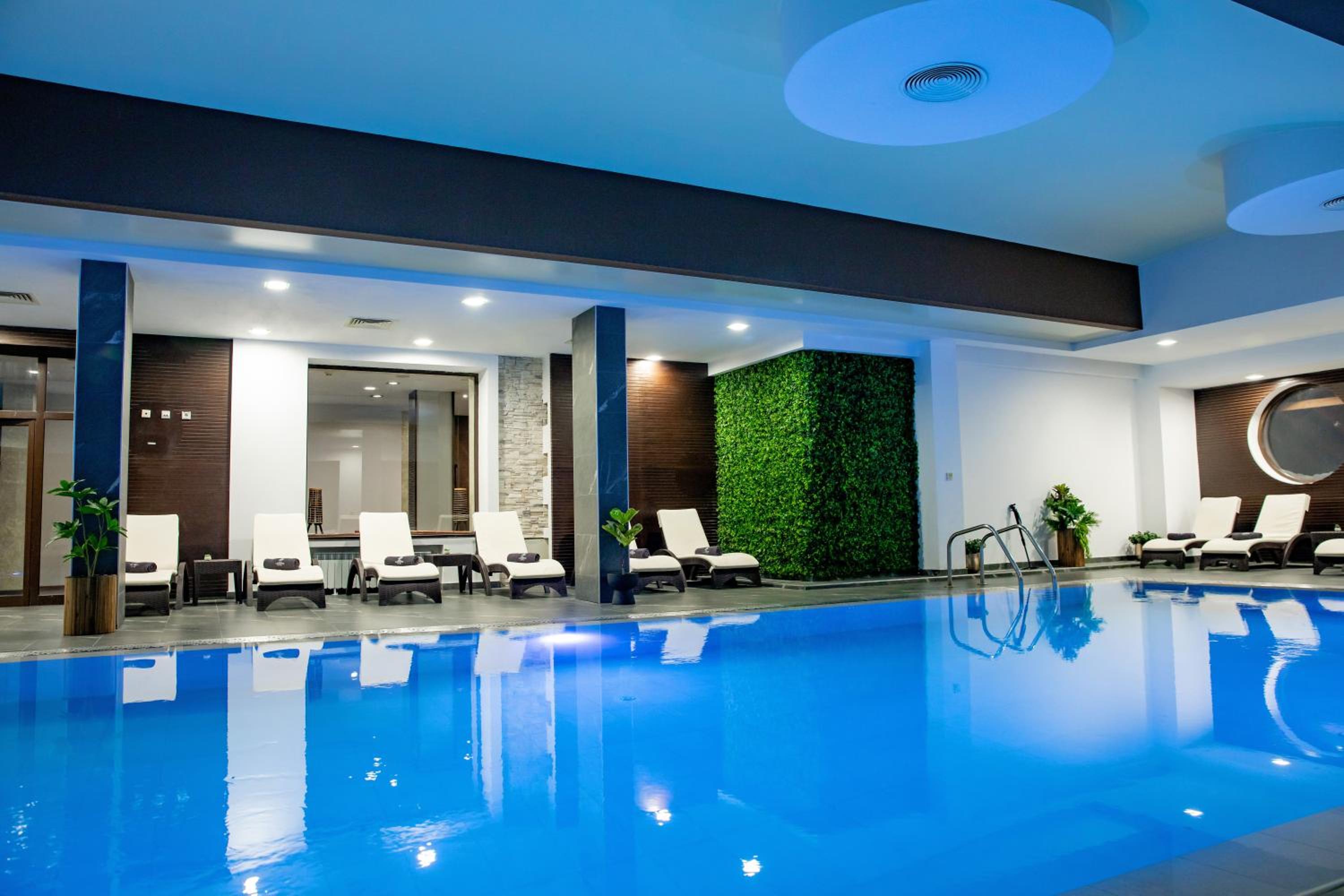 Swimming pool-spa