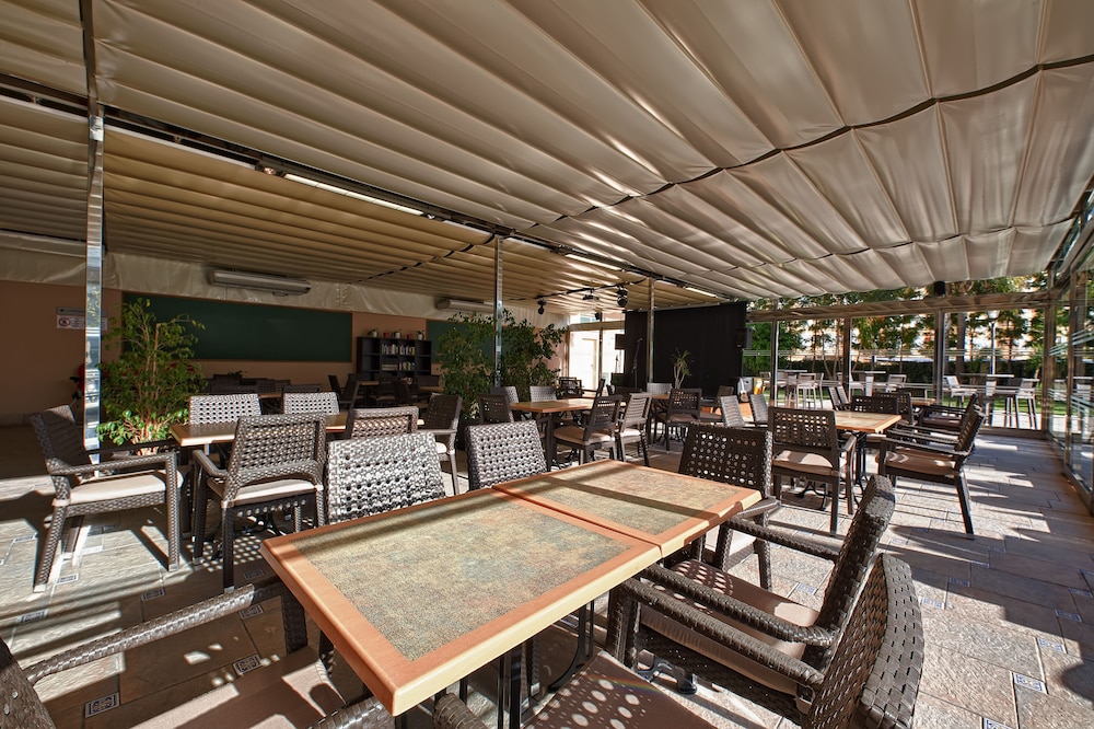Poolside bar