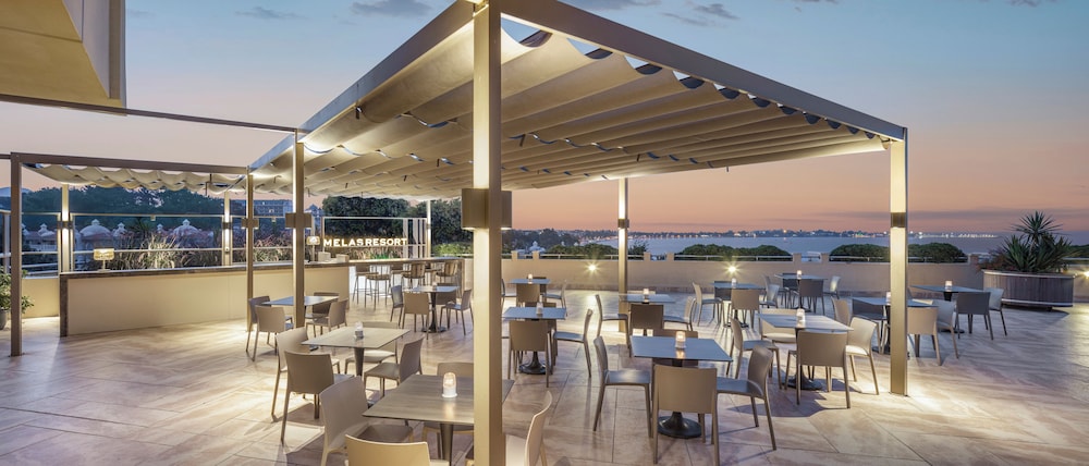 Poolside bar