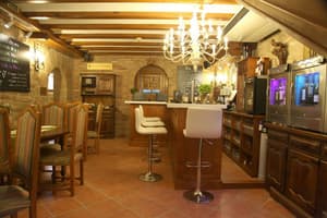 thumbnail: Bar (on property)