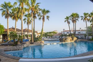 thumbnail: Poolside bar