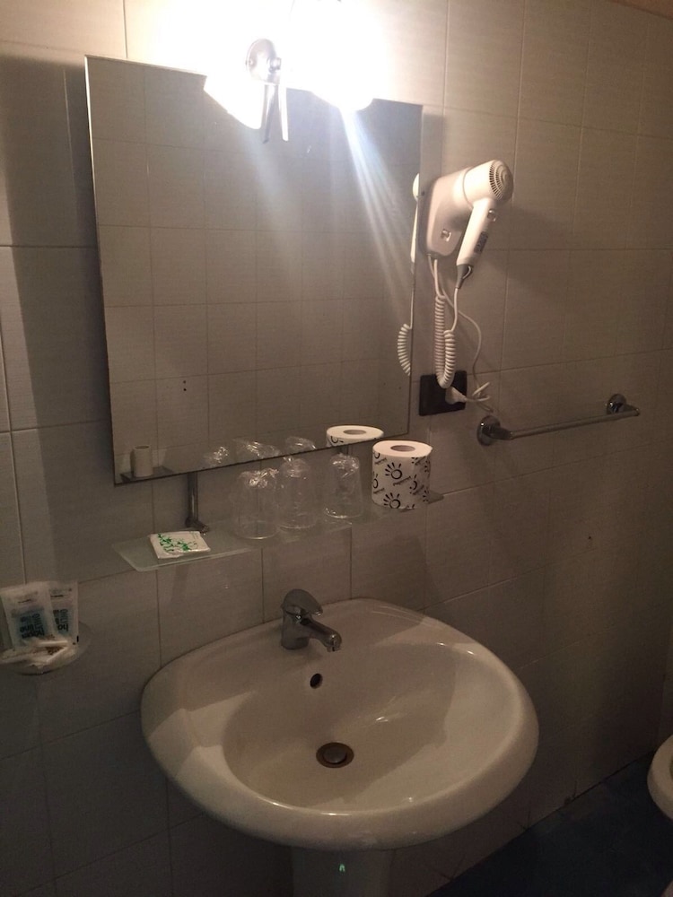 Bathroom sink
