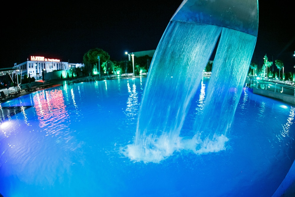 Pool waterfall