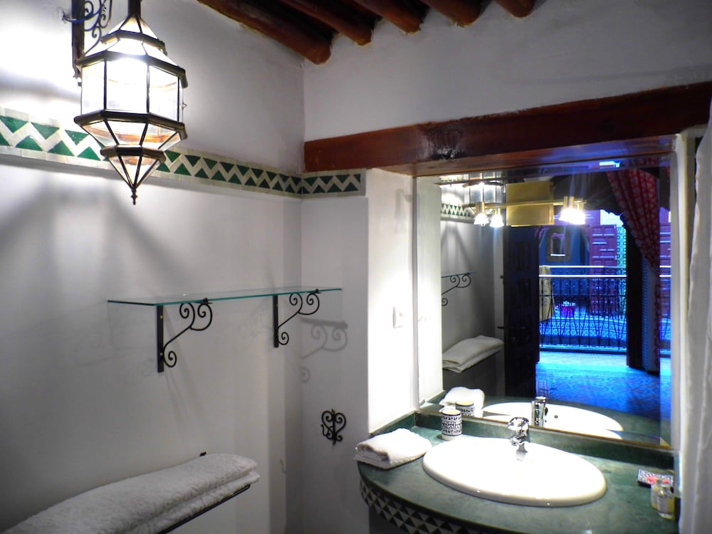 Bathroom sink