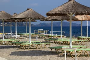 thumbnail: Poolside bar