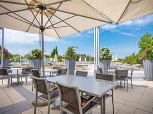 thumbnail: Bar (on property)
