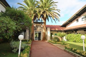 thumbnail: Exterior detail
