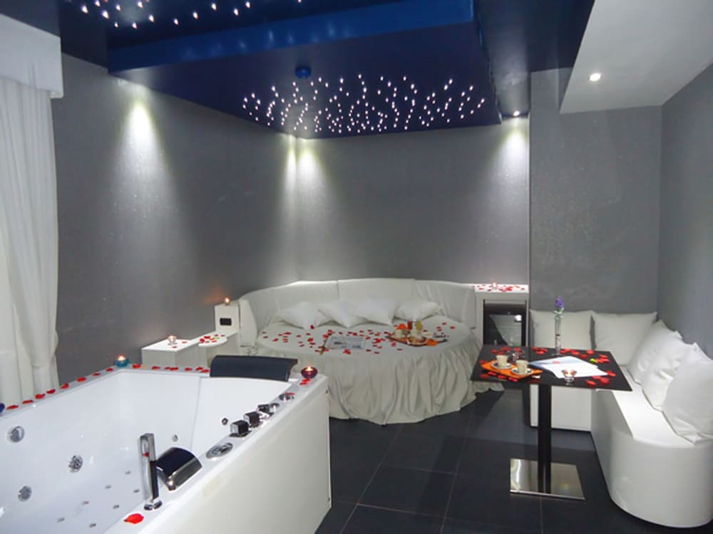 Deep soaking bathtub
