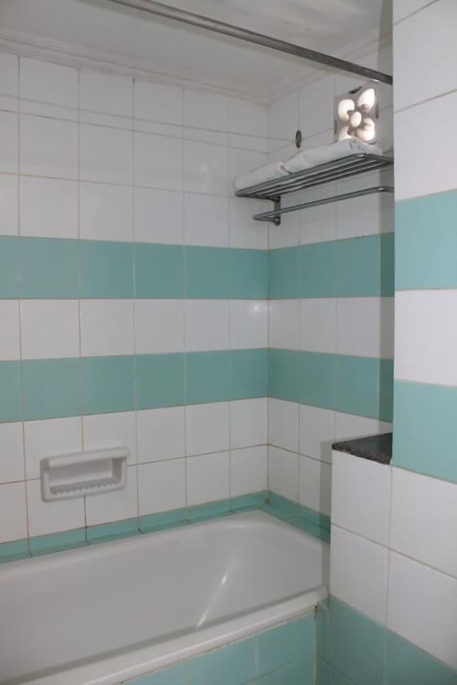 Deep soaking bathtub