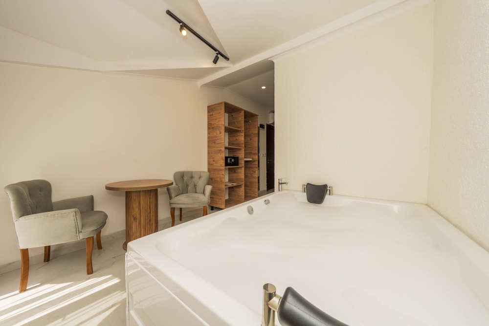 Jetted tub