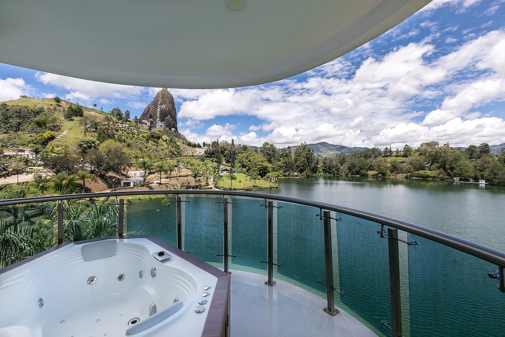 Jetted tub