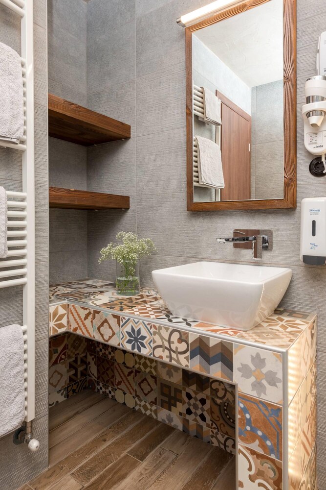 Bathroom sink