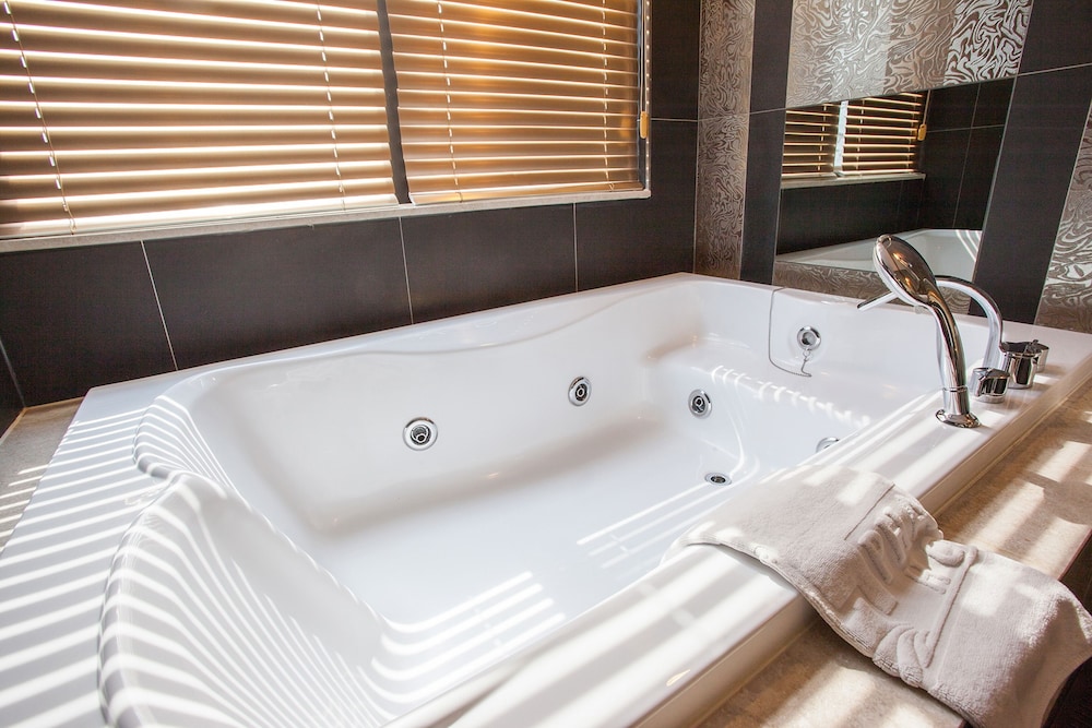 Deep soaking bathtub