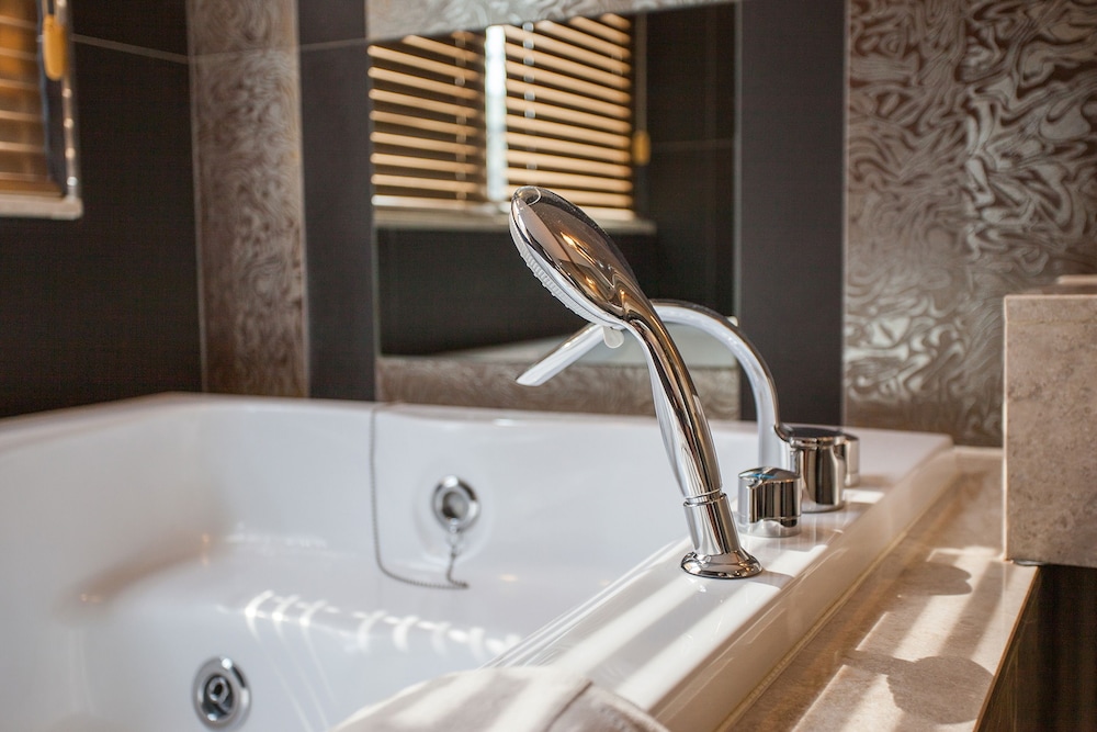 Deep soaking bathtub