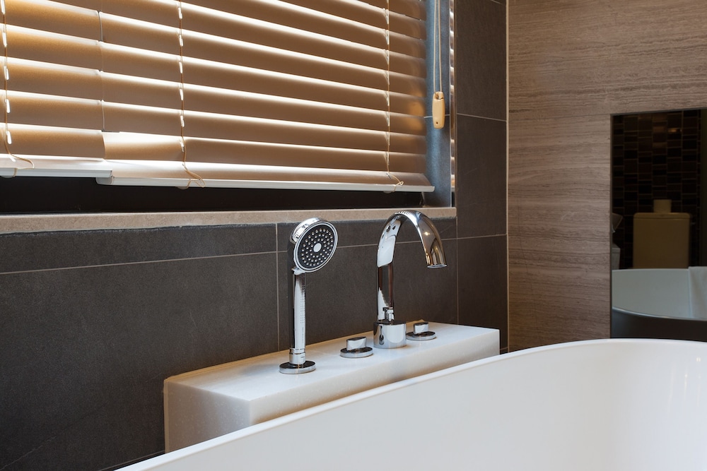 Deep soaking bathtub