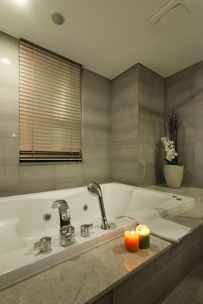 Deep soaking bathtub