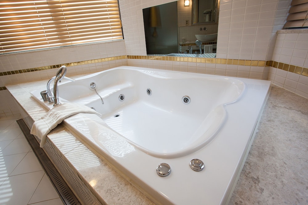 Deep soaking bathtub