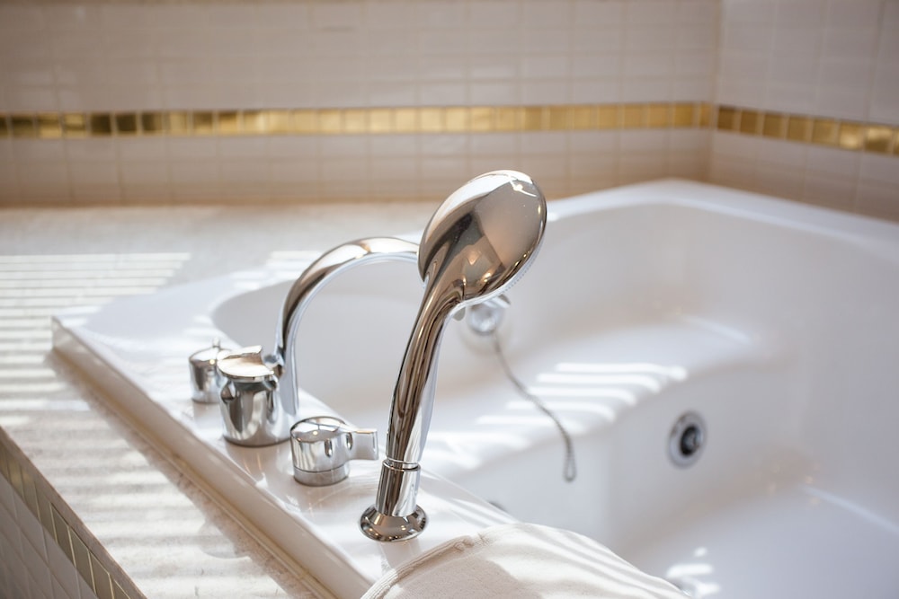 Deep soaking bathtub