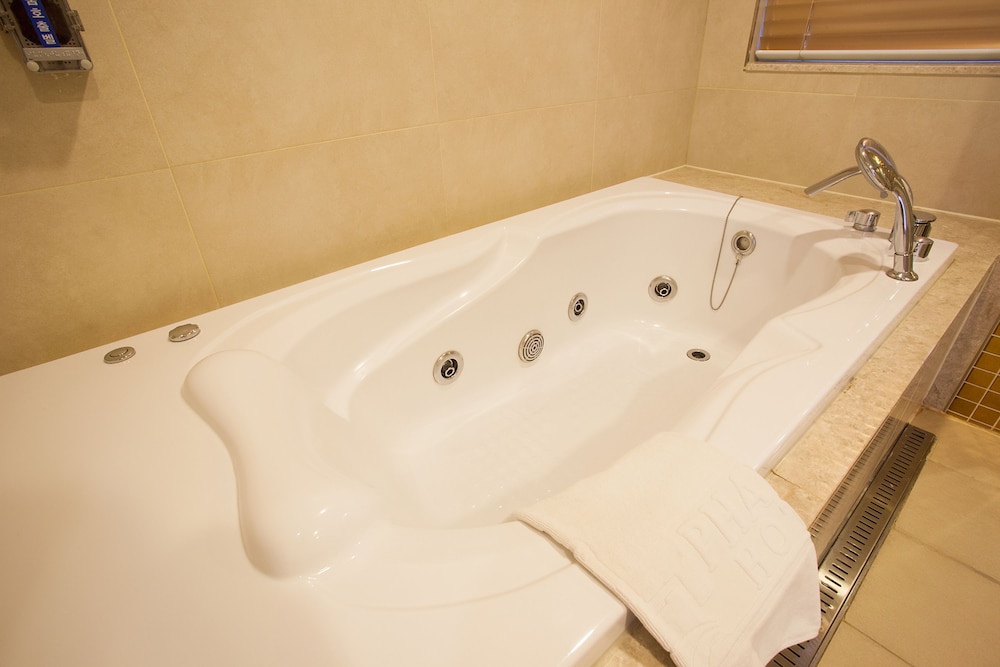 Deep soaking bathtub