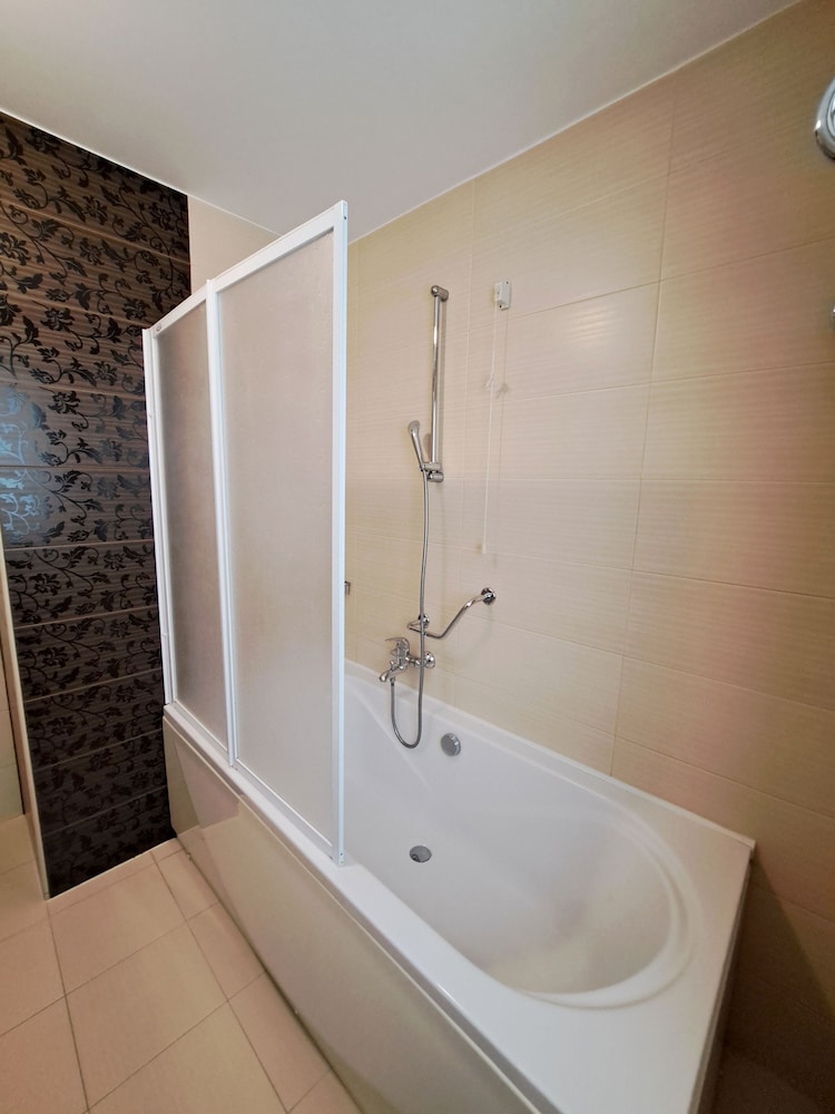 Deep soaking bathtub