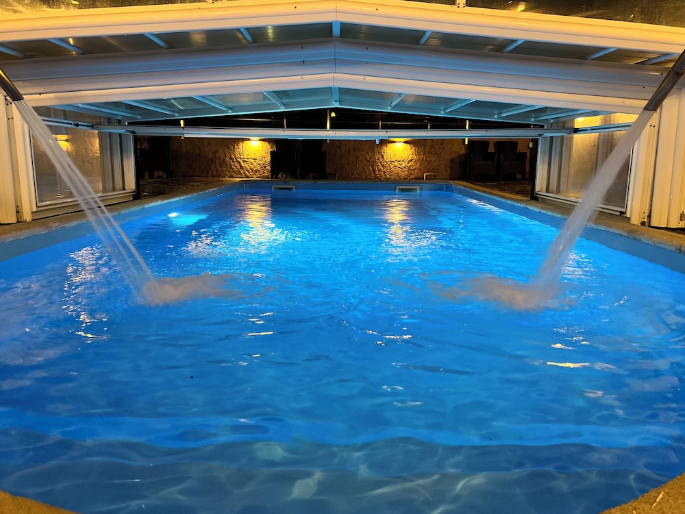 Indoor/outdoor pool