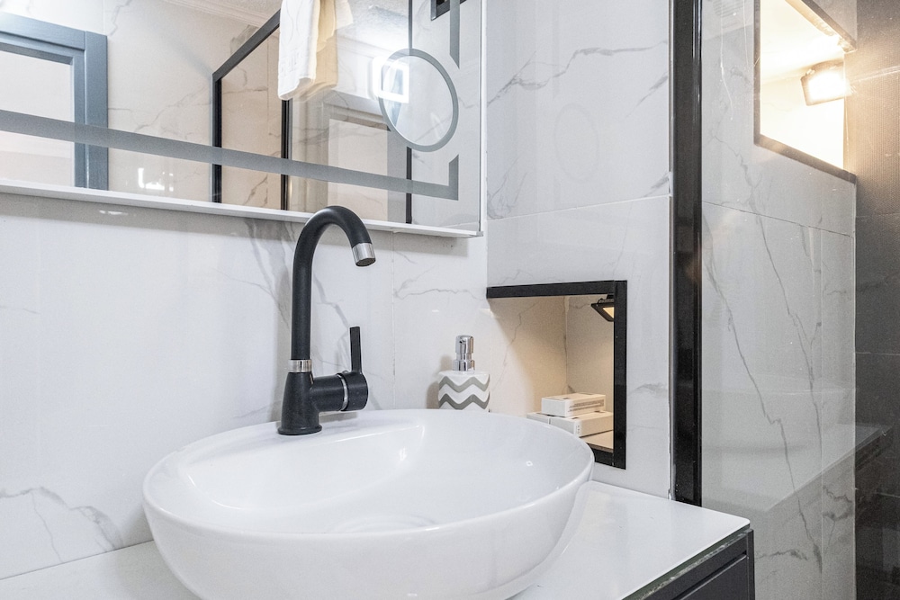 Bathroom sink