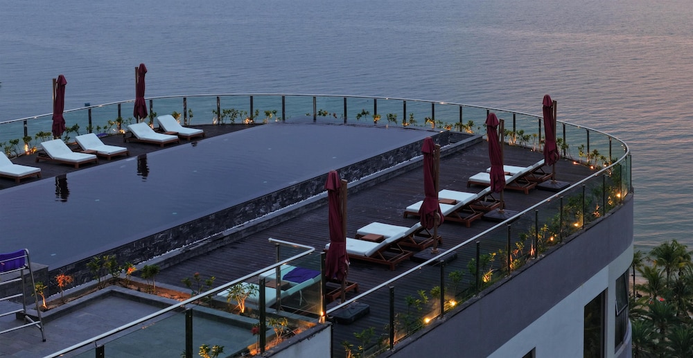 Infinity pool