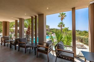 thumbnail: Bar (on property)