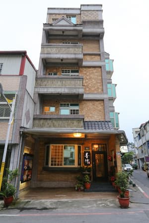 thumbnail: Front of property