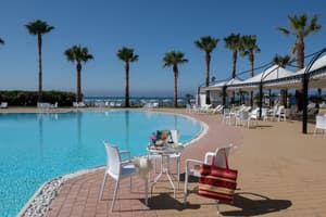 thumbnail: Poolside bar