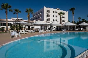 thumbnail: Poolside bar