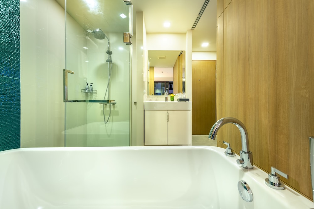 Deep soaking bathtub