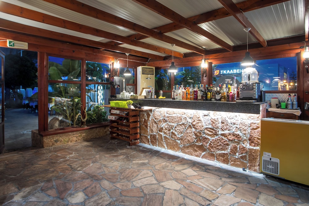 Poolside bar