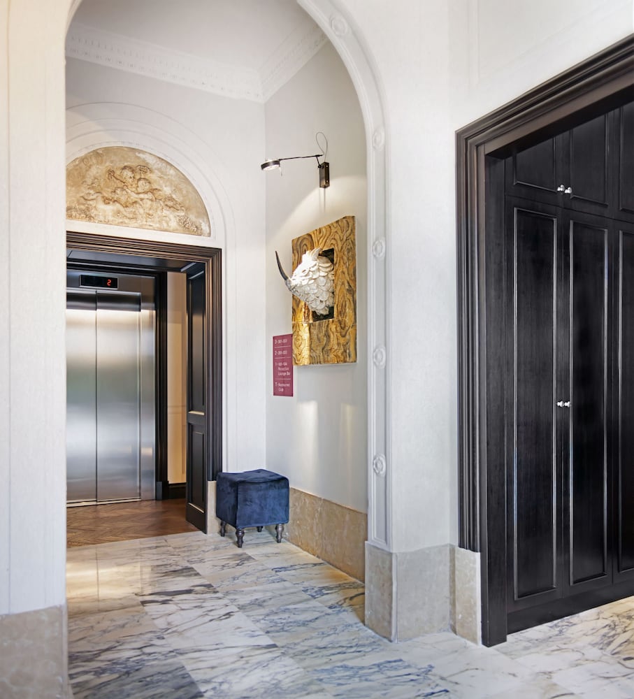 Check-in/check-out kiosk