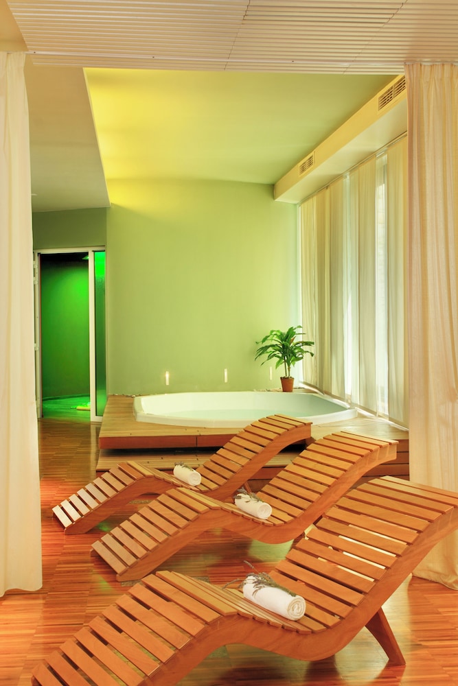 Indoor spa tub