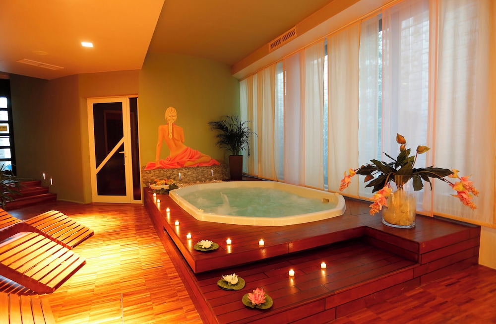 Indoor spa tub