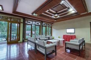 thumbnail: Lobby sitting area