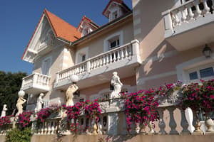 thumbnail: Front of property