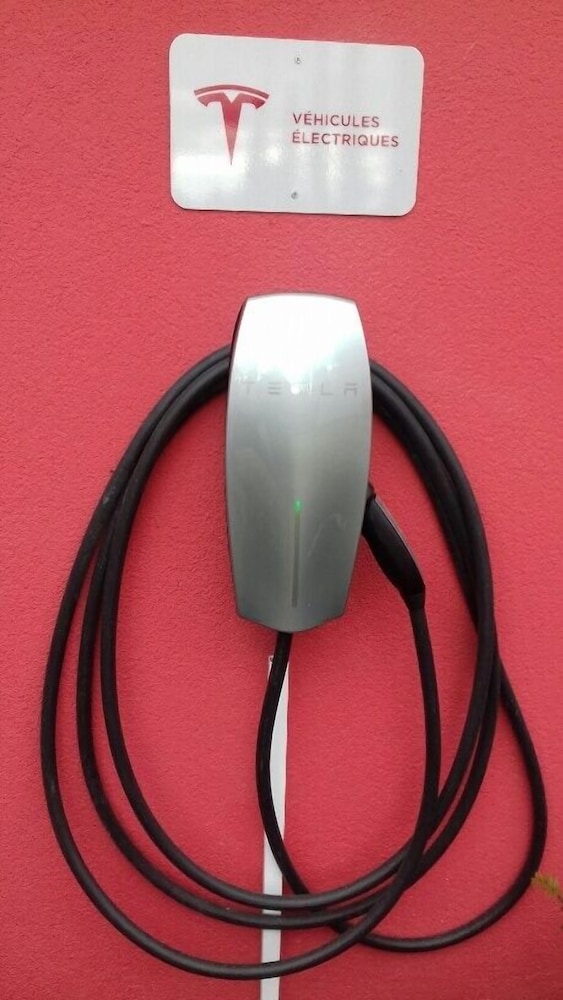 Electric vehicle charging station