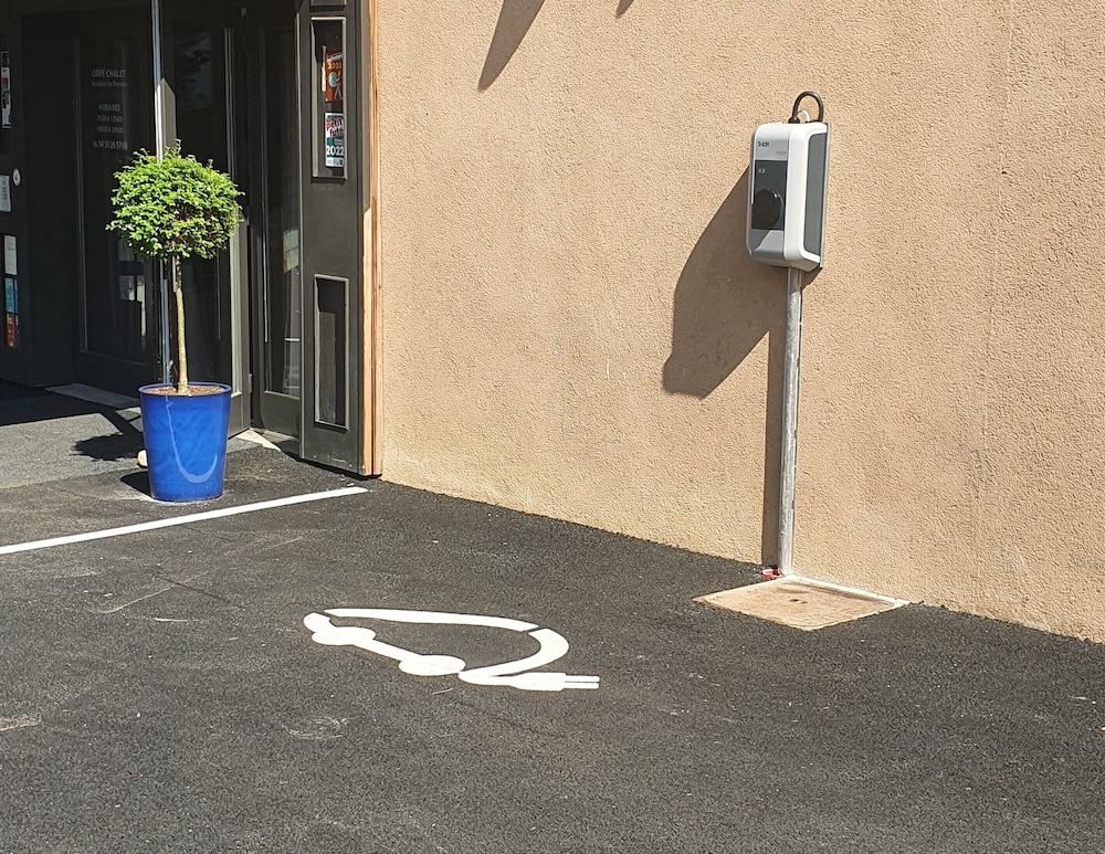 Electric vehicle charging station