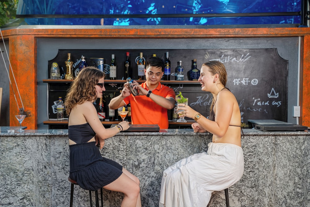 Swim-up bar
