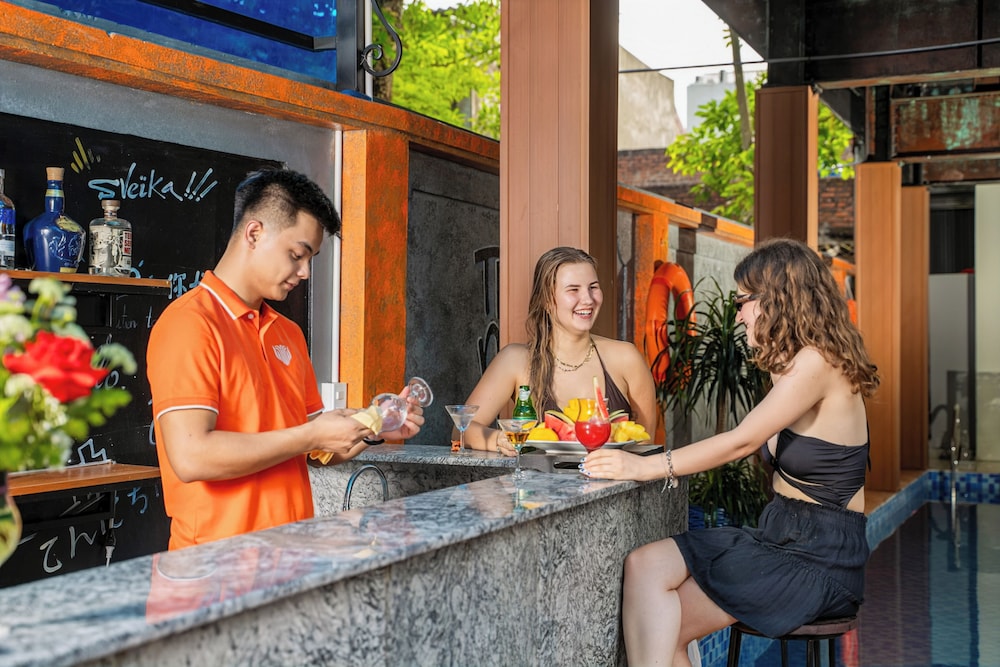 Swim-up bar