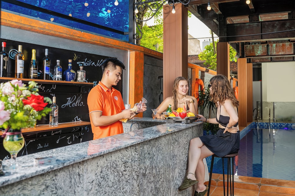 Swim-up bar
