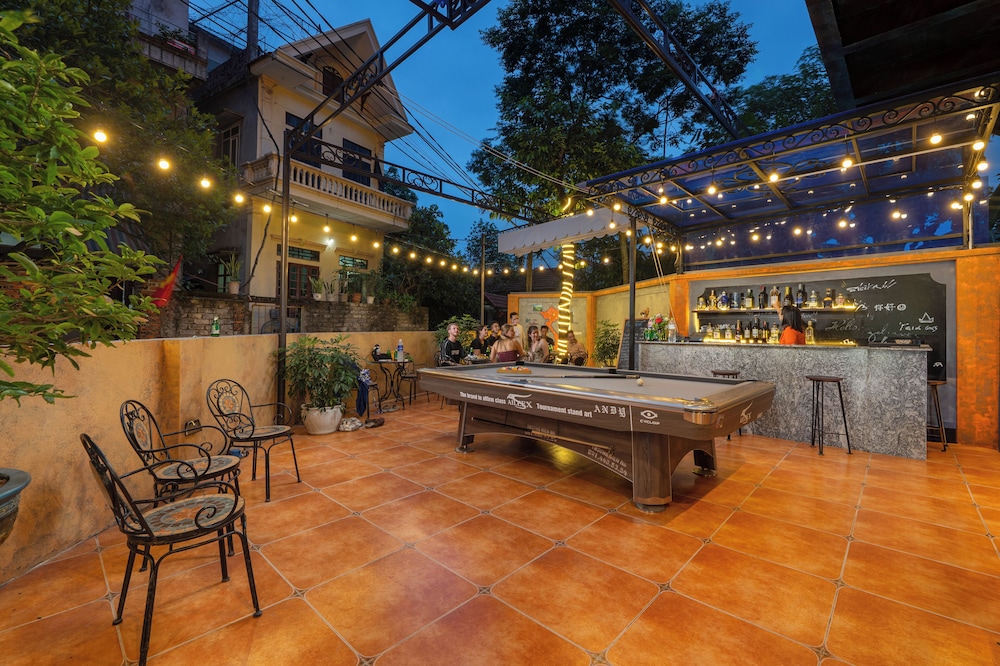 Swim-up bar