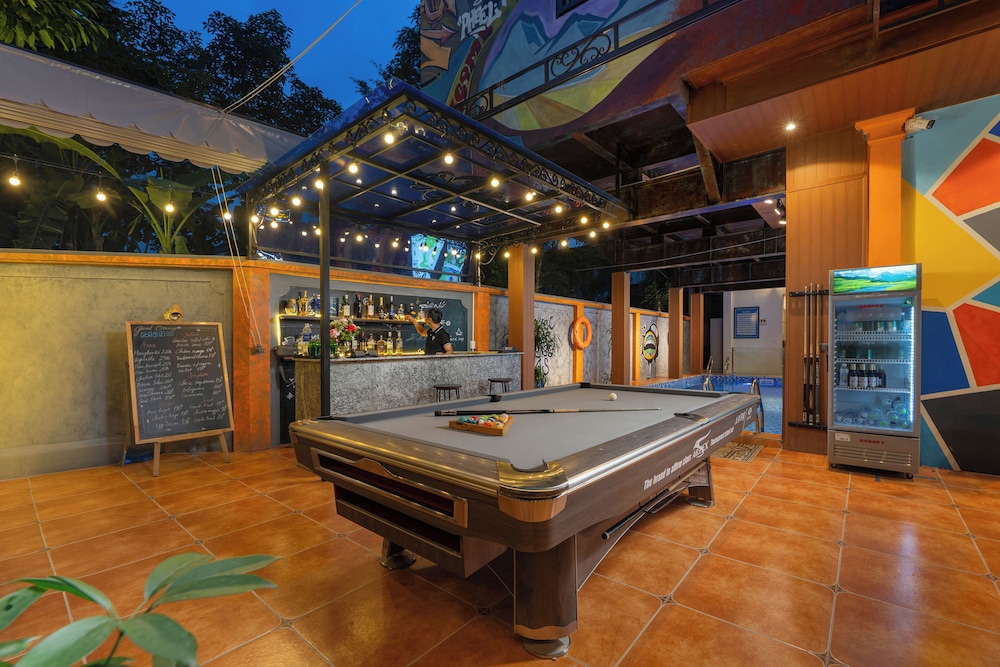 Swim-up bar
