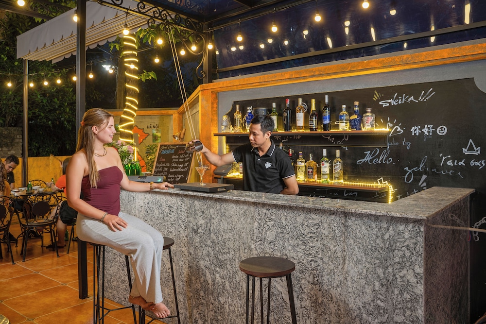 Swim-up bar