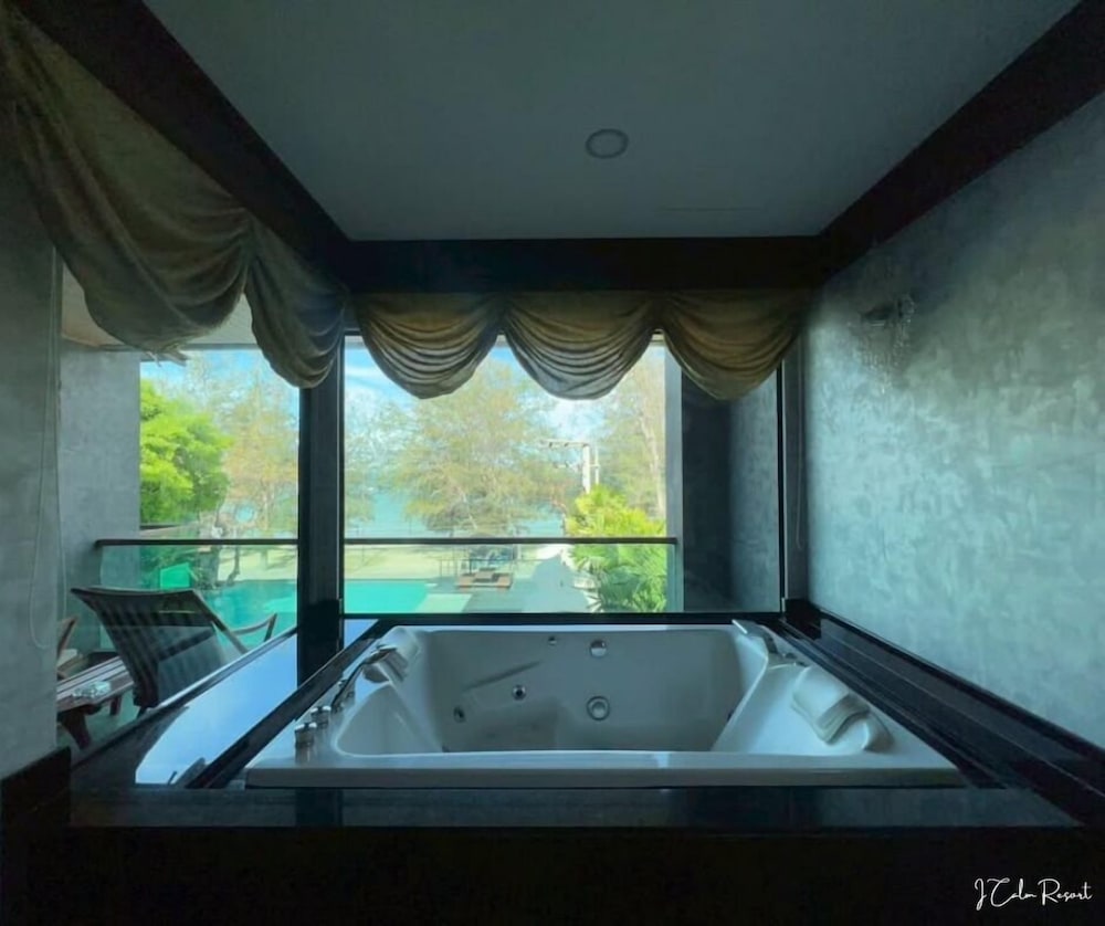 Deep soaking bathtub