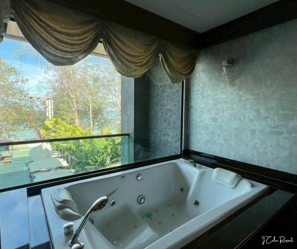Deep soaking bathtub