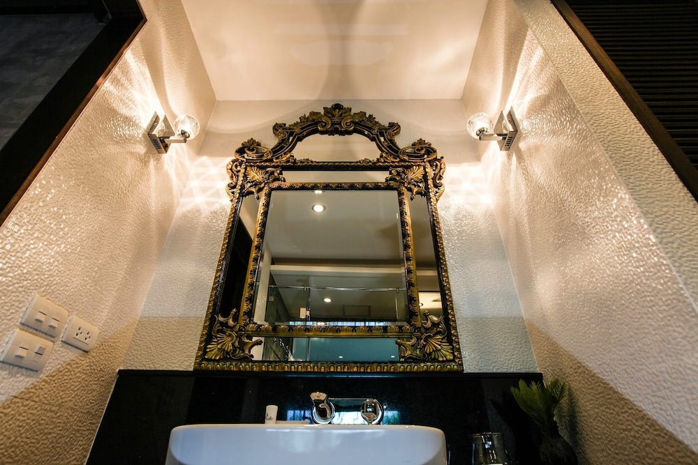 Bathroom sink