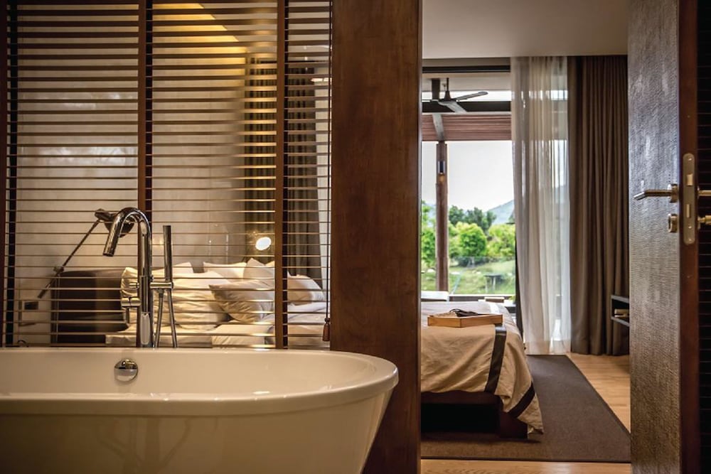 Deep soaking bathtub